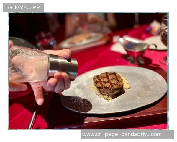 亚当斯如野兽般光脚漫步手持牛排展现原始魅力